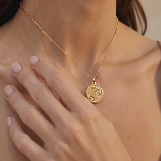 Collana ciondolo astratto Wessduit video IA sin marca