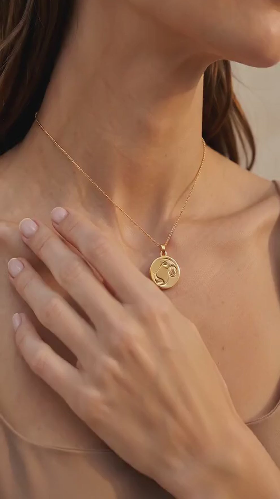 Collana ciondolo astratto Wessduit video IA sin marca